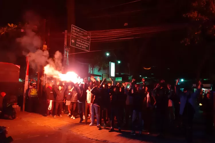 Puluhan bobotoh geruduk kantor PT Persib Bandung Bermartabat (PBB) di Jalan Sulanjana, menyusul Persib Bandung dikalahkan Borneo FC. (Ayobandung.com/Mildan Abdalloh)
