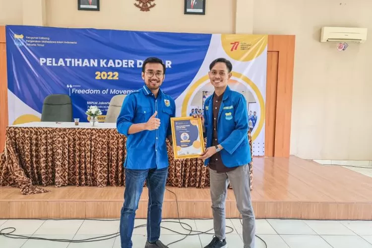 Ketua Komite Nasional Pemuda Indonesia (KNPI) Jakarta Timur, Alhadiid, menerima cinderamata dari Ketum PC PMII Jakarta Timur, Farhan Nugraha (Klikanggaran/istimewa)