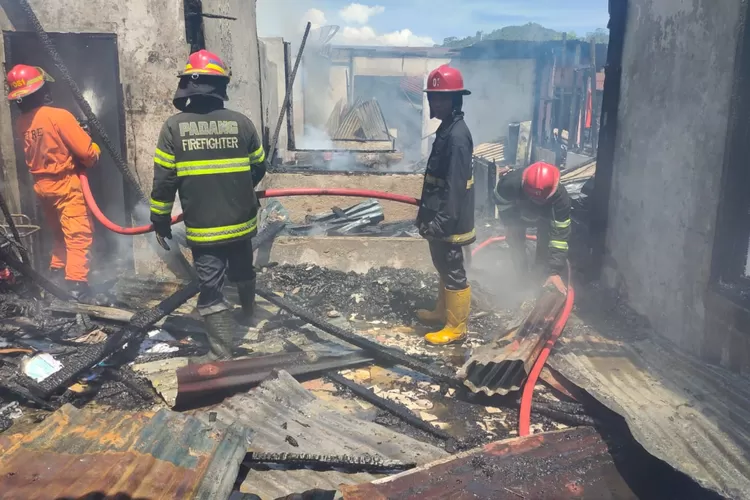 Dua unit rumah terbakar Di Padang, Minggu 7 Agustus 2022.