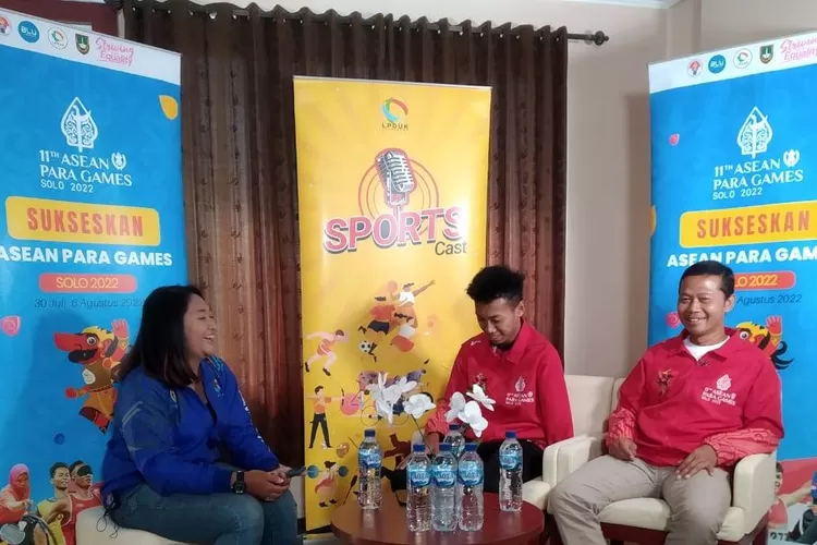 Firza Faturahman (tengah) dan Pelatih Kepala Cabor Para Atletik Indonesia, Slamet Widodo tampil pada Podcast Sportcast LPDUK Kemenpora di Solo, kemarin (Gungde Ariwangsa)