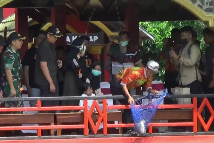 Bupati Kendal Dico M Ganinduto ikut memancing dalam Lomba Mancing Bupati Cup di Pemancingan Kendedes Rowosari.  (Edi Prayitno / kontributor Kendal)