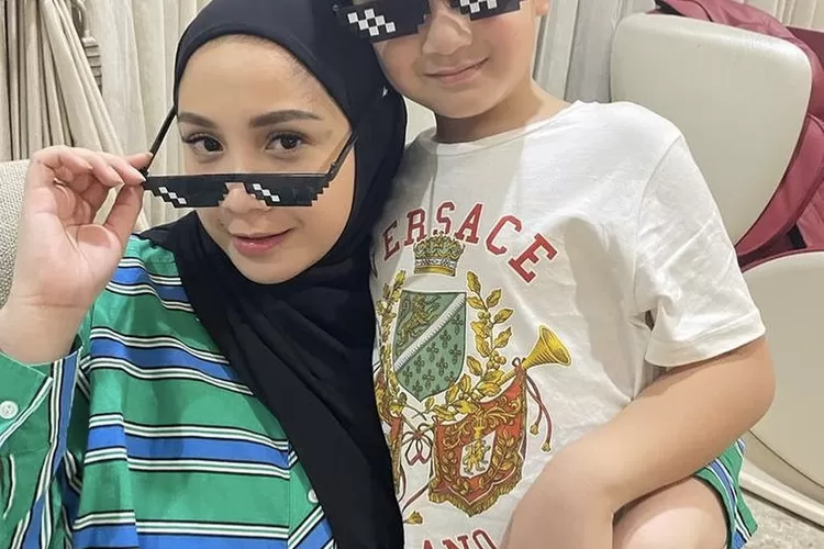 Rafathar Dibully oleh Suporter Bola, Nagita Slavina Buka Suara (Gorajuara.com/Instagram @raffinagita1717)