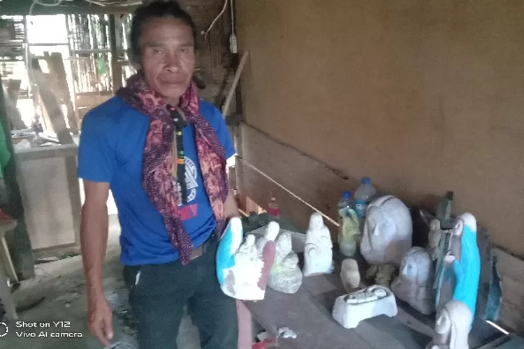 Frans Mon bersama beberapa patung buatannya Minggu (7/8/2022) (Feliks Janggu)