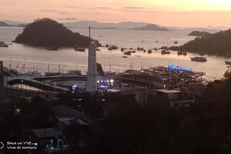 Waterfront Labuan Bajo dilihat dari Puncak Waringin. Sebanyak 6.858 orang berangkat lewat laut tinggalkan Labuan Bajo Manggarai Barat NTT. (Foto: Feliks Janggu )