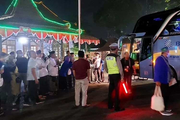 Setelah menjalani ibadah di Tanah Suci, akhirnya jamaah haji kloter 33 yang terdiri dari Kabupaten Batang 145 orang dan Kabupaten Pekalongan 215 orang  dapat kembali ke Tanah Air. (Muslihun/Ayobatang.com)