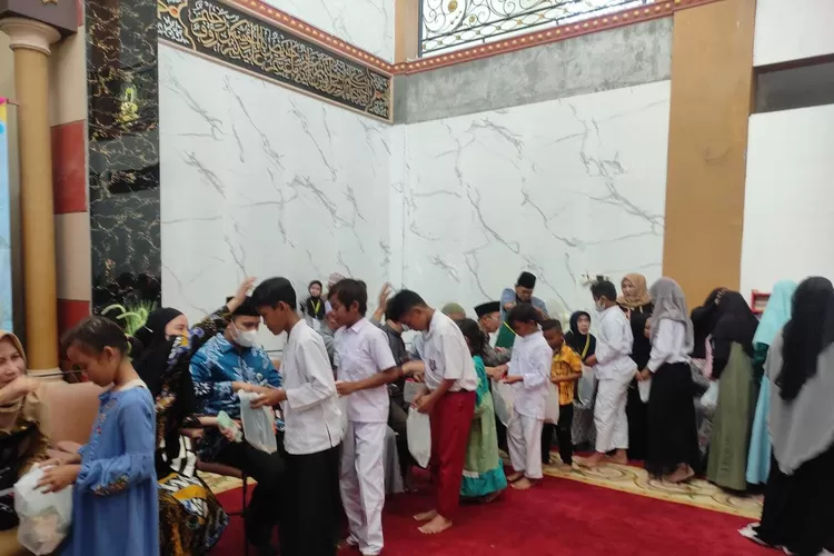 Bupati Kendal Dico M Ganinduto dan isteri memberikan santunan kepada anak yatim piatu di Ponpes Darul Muqorrobin Kendal, Senin 8 Agustus 2022.  (Edi Prayitno / kontributor Kendal)