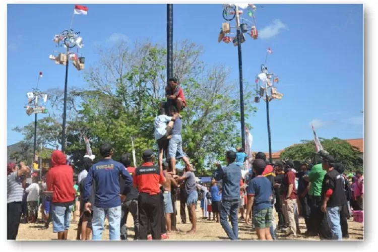 Lomba panjat pinang 17 Agustusan (Foto: Seputar Tangsel)