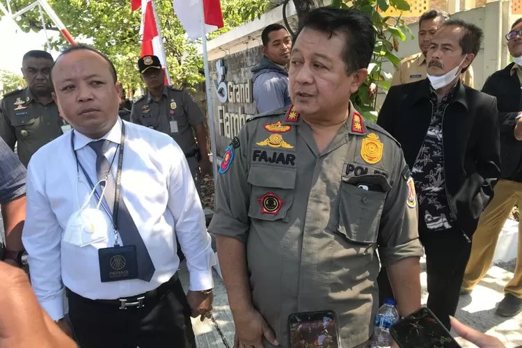 Kepala Satpol PP Kota Semarang Fajar Purwoto menengahi polemik selokan tertutup di Pedurungan Lor. (Satpol PP Semarang)