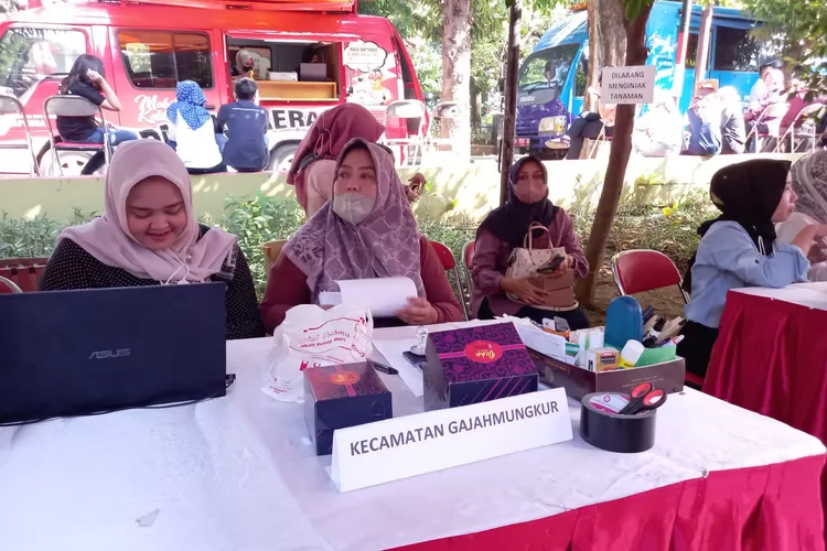 Kecamatan Gajahmungkur membuka pelayanan di Taman Sudirman. Pelayanan ini menarik minat masyarakat. (Kecamatan Gajahmungkur)