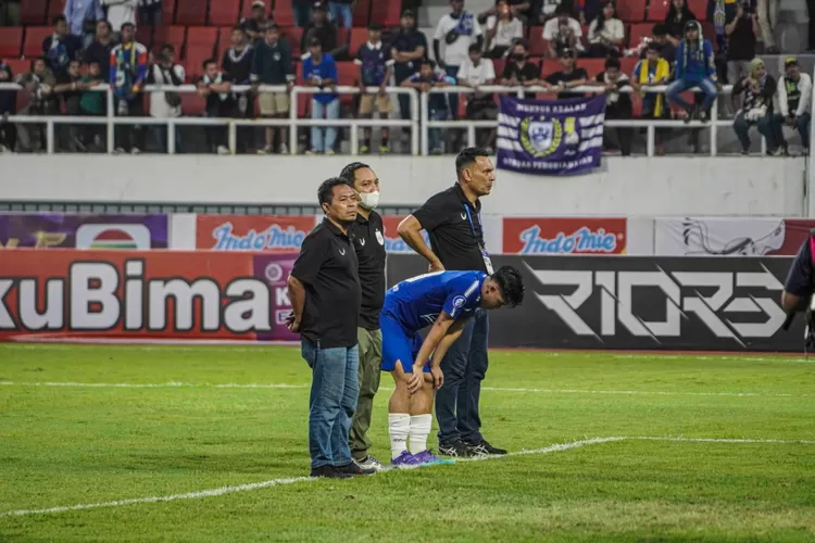 Alfreanda Dewangga tertunduk lesu usai pertandingan lawan Barito Putera dan ditemani oleh pelatih Sergio Alexandre dan CEO PSIS Semarang Yoyok Sukawi serta manajemen Setyo Agung Nugroho. (Ayosemarang.com/ Audrian Firhannusa)