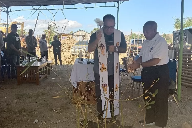 MGR Siprianus Hormat, Uskup Keuskupan Ruteng memberkati Bambu yang akan ditanam di Daerah Aliran Sungai (DAS) Nanga Nae, Labuan Bajo, NTT, Selasa (9/8/2022). (Foto: Feliks Janggu)