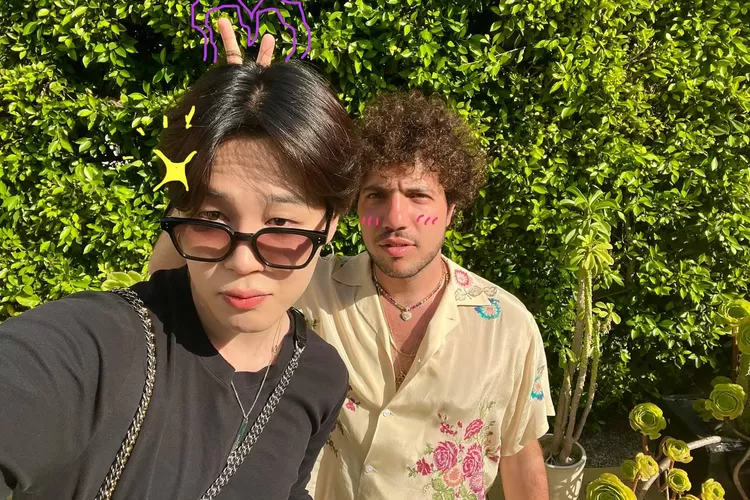 Jimin BTS dan Benny Blanco Jalan Bareng (Gorajuara.com,-/Twitter BTS_twt)