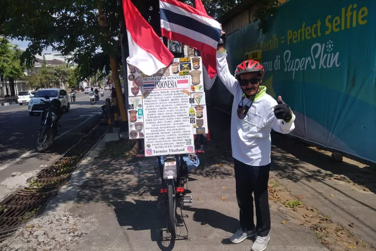 Tarmize, warga Thailand yang keliling Indonesia dengan menggunakan sepeda. Tarmize sempat singgah di Semarang. (Ayosemarang.com/ Audrian Firhannusa)