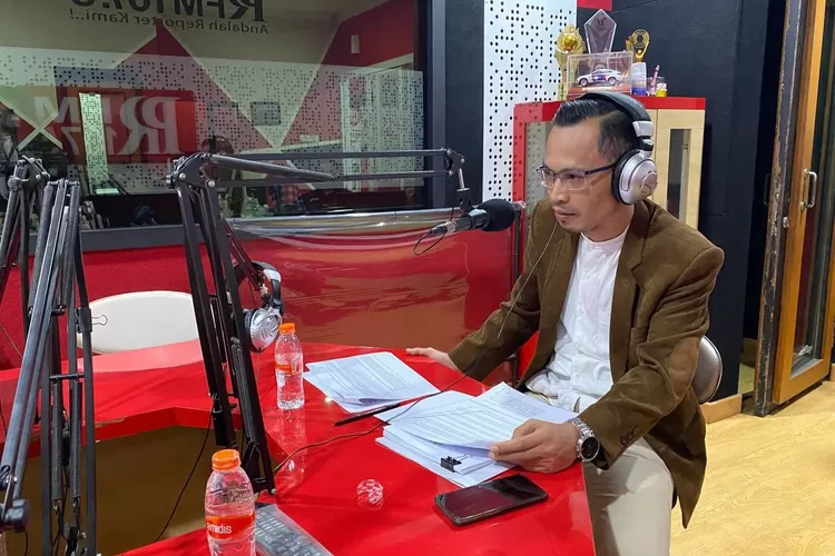 Ketua Pansus 7 DPRD Kota Bandung, Ferry Cahyadi Rismafury, S.H., menjadi narasumber talk show OPSI Radio PRFM pada kemarin ini. (Ridwan/Humpro DPRD Kota Bandung).