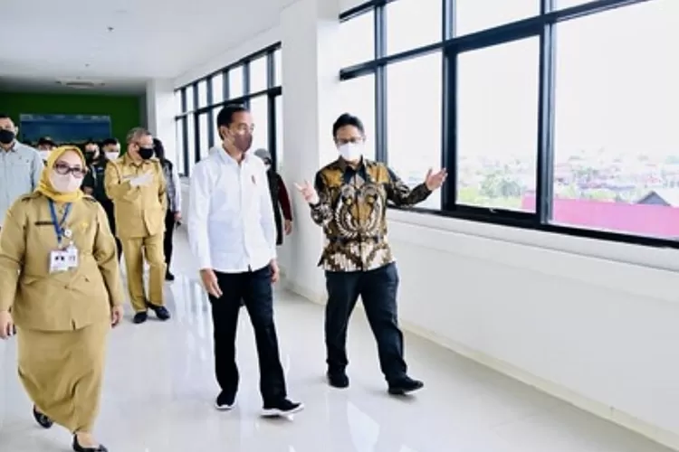 Presiden RI Joko Widodo didampingi Menteri Kesehatan RI Budi Gunadi Sadikin meresmikan gedung baru RSUD Soedarso, Pontianak, Kalimantan Barat - Foto: Kemenkes