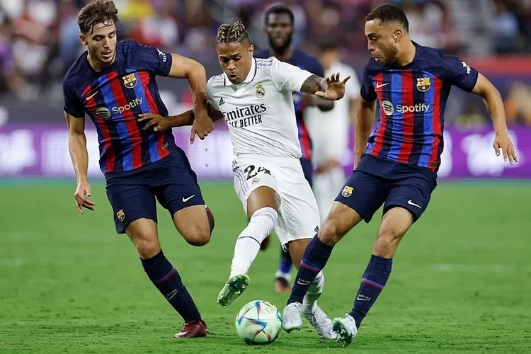 Pmain Real Madrid Mariano Diaz saat menghadapi bek barcelona dalam laga pramusim, 24 agustus 2022 (Instagram/ @marianodiazmejia )