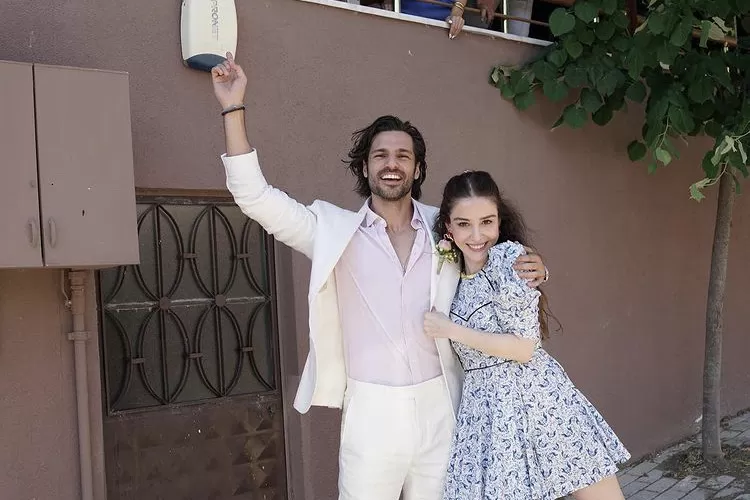 Pemeran Drama Turki 'Cinta di Musim Cherry' resmi bertunangan. (Akun Instagram @ozgecangurelofficial)