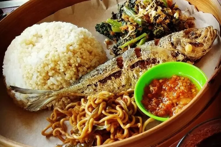 Sego tiwul sebagai menu wisata kuliner di Pacitan yang legendaris (Akun Instagram @tanti.iwe)