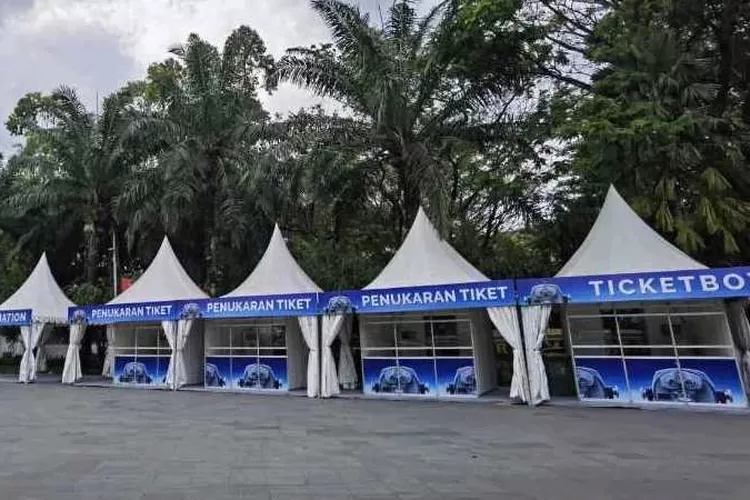 Tenda-tenda ticket box dan penukaran tiket konser Dream Theater di depan pintu masuk utama Stadion Manahan Solo (Endang Kusumastuti)
