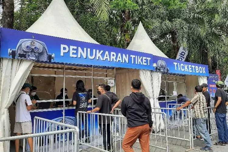 Penonton menukarkan tiket yang telah dibelikan secara online di tenda penukaran tiket konser Dream Theater (Endang Kusumastuti)
