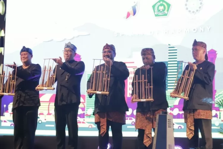Pembukaan secara simbolis ditandai dengan memainkan angklung bersama Menag Yaqut, Gubenur Jabar, Ridwan Kamil, dan Dirjen Pendis Muhammad Ali Ramdhani. (Foto: Humas Kemenag)