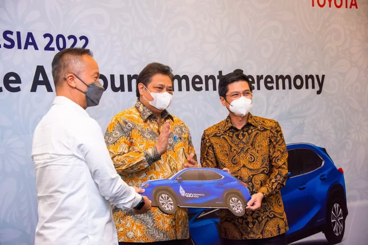 Menko Airlangga Hartarto dalam acara penyerahan secara simbolis mobil listrik Toyota sebagai kendaraan resmi delegasi G20 pada KTT G20 Indonesia Tahun 2022 (Kemenko Perekonomian)