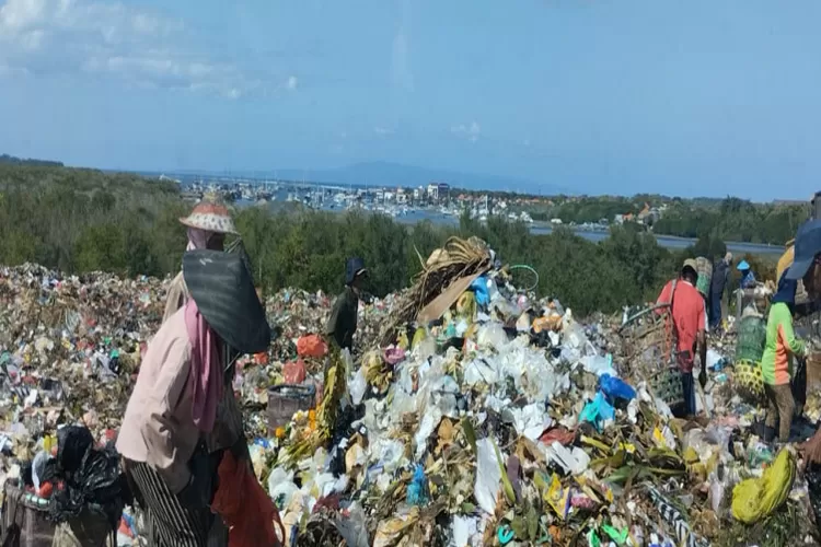 Kondisi sampah di Tempat Pemrosesan Akhir (TPA) Sarbagita,  Suwung, Denpasar pada akhir Juni 2022.  (Ipro )