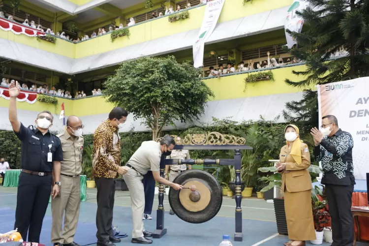 Dengan memukul gong, Wali Kota Administrasi Jakarta Pusat Dhany Sukma secara resmi meluncurkan gerakan menabung dengan sampah. Foto: Kominfotik Jakarta Pusat