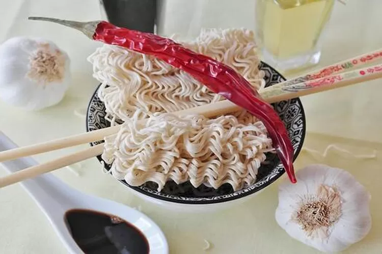Makan mie instan pakai nasi ternyata berbahaya. (Pixabay)