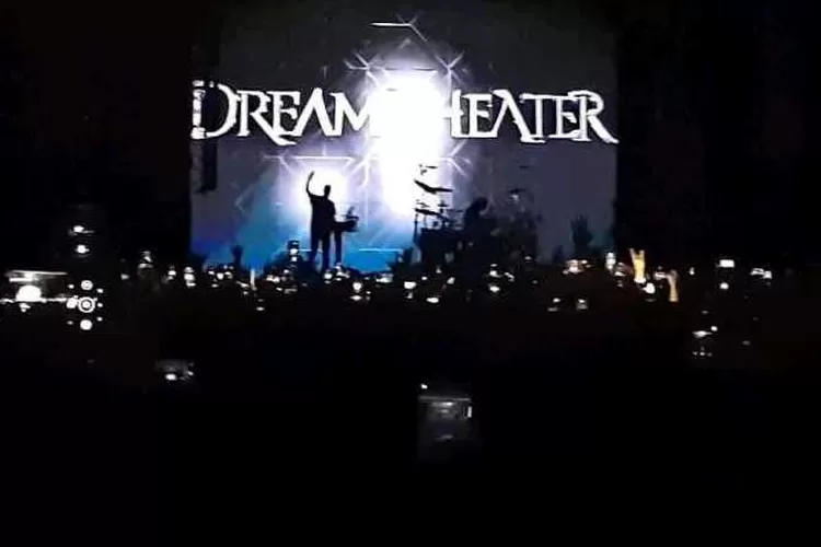 Komser Dream Theater di halaman parkir Stadion Manahan Solo, puaskan ribuan penggemar musik metal (Endang Kusumastuti)