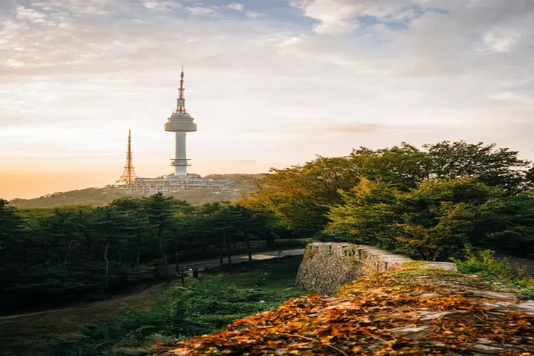 Menara Namsan Seoul, Destinasi wisata Korea Selatan (Robson Hatsukami Morgan via Unsplash.com)