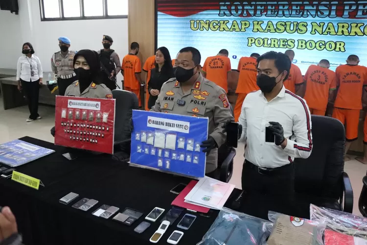 Sat Narkoba Polres Bogor berhasil mengungkap 13 kasus peredaran narkotika jenis sabu dan ganja dalam kurun waktu 1 (satu) bulan, Kamis (11/8/2022). (Foto/Rishad)
