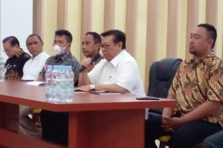 Anggota Wantimpres  HR Agung Laksono menyampaikan  sambutan atas keluhan sejumlah nelayan  kecil Muara Angke, Jakarta Utara yang kesulitan mengurus izin kapal. Kegiatan sulaturahim  bertajuk 