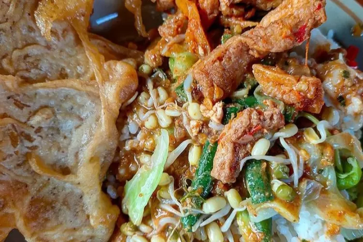 Madiun memiliki banyak menu untuk wisata kuliner yang enak rasanya namun murah dan bersahabat di kantong, salah satunya nasi pecel (Instagram @madiunfoodexplore)