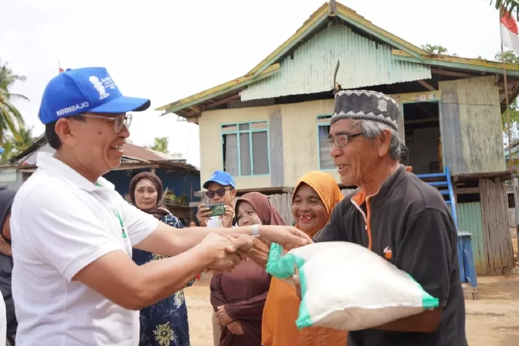 Panitia festival Golo Koe Serahkan sembako kepada masyarakat muslim di Seraya Kecil Kamis (11/8/2022) (Panitia Festival Golo Koe )