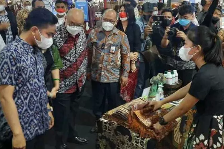 Wali Kota Solo Gibran Rakabuming bersama Ketua Umum DPP APPBI,&nbsp;Alphonzus Wijaja  dan Kepala BI Solo membeli produk UMKM usai membuat Indonesia Shopping Festival (Endang Kusumastuti)