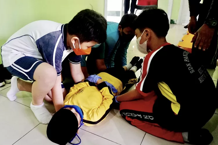 PMI Kota Tangerang bersama Puskesmas Panunggangan Barat menggelar pelatihan dokter cilik - Foto: PMI Kota Tangerang