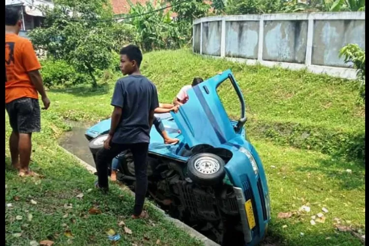 Angkot jurusan parung terjun bebas. Foto/Instagram ( Foto/Instagram)