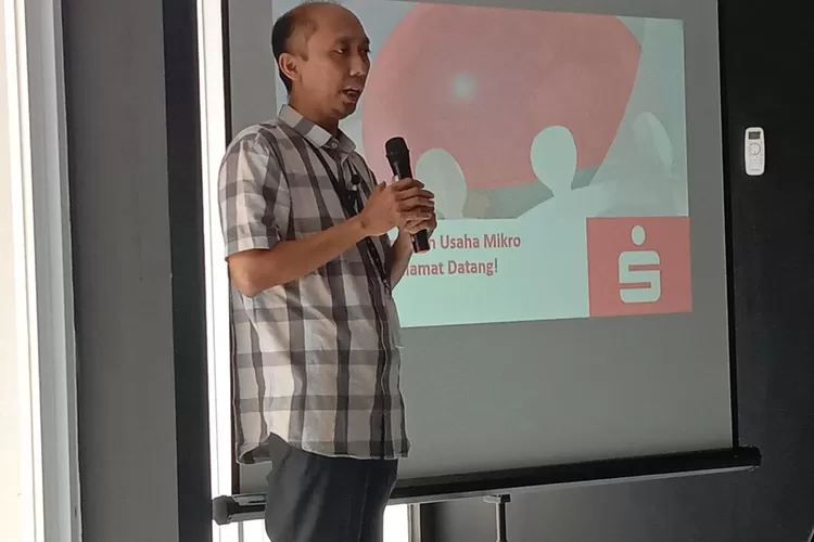 Kepala Seksi Pemasaran Bank Jateng Cabang Batang Firdaus Irfan Farizi, saat menjadi narasumber training Micro Bisnis Game (MGB), Jumat 12 Agustus 2022. Foto: dok