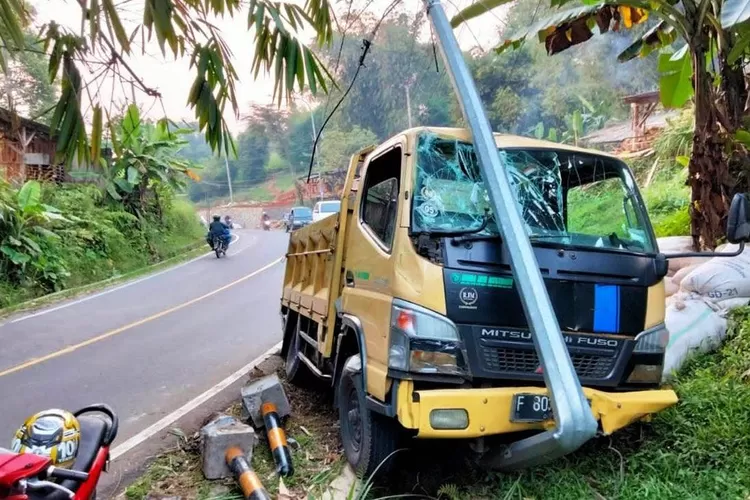 kecelakaan dicaringin, diduga sopir mobil menghindari motor. Foto/Instagram (Foto/Instagram)