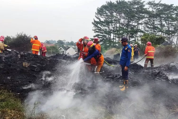 lapak ban terbakar di daerah bogor. Foto/Instagram (Foto/Instagram)