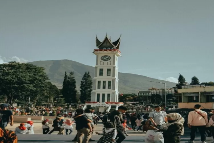 Rekomendasi 4 Tempat Wisata Terpopuler Di Padang, Nomor 2 Mirip Jam Big Ben London (Instagram @suduikbukittinggi)