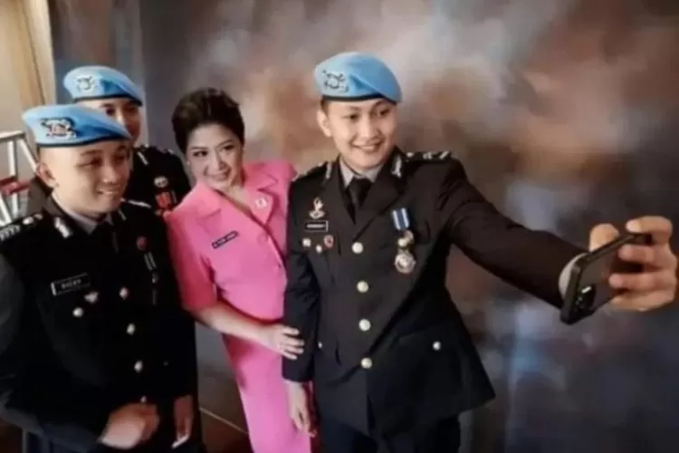 Kedekatan Bu PC dengan Para Ajudan (Twitter/@valosenadya1)