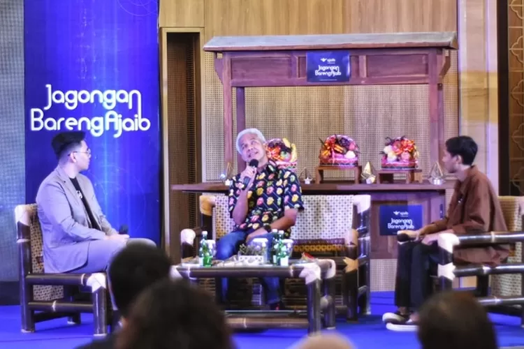 Gubernur Jateng Ganjar Pranowo saat hadir di acara Jagongan Bareng Ajaib bersama Ghozali Everyday.  (Ayosemarang.com/ Audrian Firhannusa)