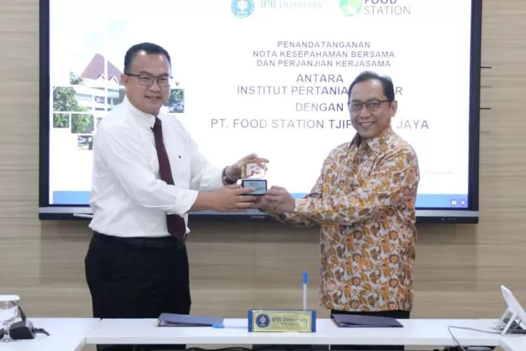 BUMD Pemprov DKI Jakarta PT Food Station Tjipinang Jaya berkerjSama dengan IPB Bogor dalam penyempurnaan program pangan murah untuk warga Jakarta, Sabtu (13/8/2022),  Kerja sama ini ditandatangani  kedua pimpinan lembaga tersebut.