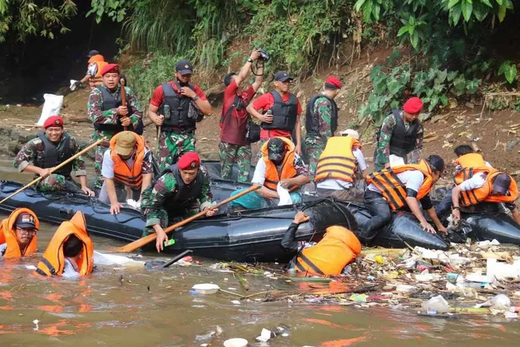 Festival Kopasus pepmbersihan sungai ciliwung. Foto/Instagram (Foto/Instagram)