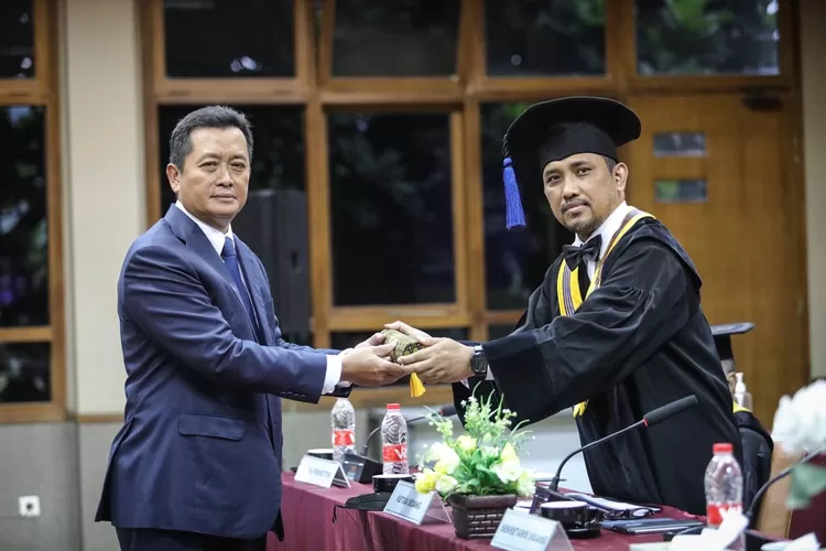 Sekretaris Daerah Kota Bandung, Ema Sumarna meraih gelar Doktor Administrasi Publik dari Universitas Padjadjaran (Unpad) dengan predikat Sangat Memuaskan.