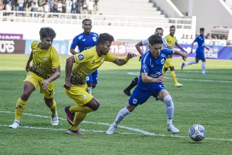 Taisei Marukawa saat bermain melawan Barito Putera. Marukawa akan turun sebagai starter dalam laga Persib Bandung vs PSIS Semarang. (Ayosemarang.com/ Audrian Firhannusa)