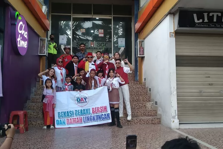 Foto bareng: Pj Bupati Bekasi Dani Ramdan apresiasi komunitas Cikarang Fashion Day di lingkungan SGC, Jalan RE Martadinata, Cikarang Utara, Kabupaten Bekasi pada Minggu (14/8/2022). (FOTao: Dharma/Suarakarya.id).