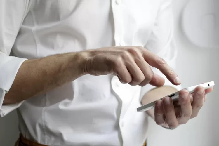 Ilustrasi generasi muda Filipina dapat lakukan penukaran mata uang Crypto melalui aplikasi seluler (Unsplash)